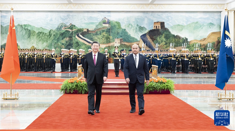 Rais Xi Jinping wa China alifanya hafla ya kumkaribisha Rais David Adeang wa Nauru katika ukumbi wa Kaskazini wa Jumba la Mikutano ya Umma kabla ya mazungumzo yao hapa Beijing, China Machi 25, 2024. (Xinhua/Huang Jingwen)