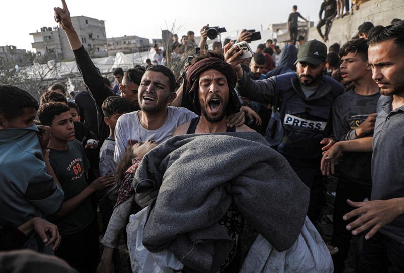 Manusura akiokolewa kutoka kwenye vifusi baada ya Israel kufanya mashambulizi ya anga katika mji wa Rafah, Ukanda wa Gaza, Machi 27, 2024. (Picha na Rizek Abdeljawad/Xinhua)