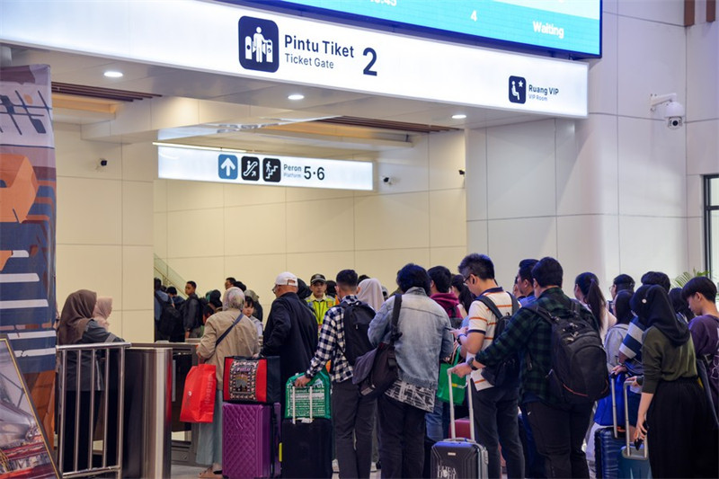 Abiria wakiingia kwenye ukumbi wa kusubiria treni katika Stesheni ya Reli ya Halim huko Jakarta, Indonesia, Machi 17, 2024. (Xinhua/Xu Qin)