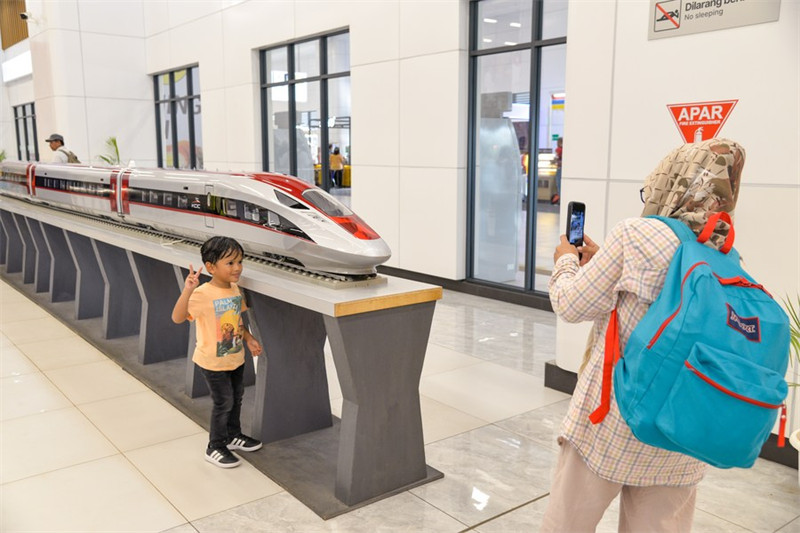 Treni ya mwendo kasi ya Jakarta-Bandung yawa?njia ?mpya inayopendwa na Waindonesia wakati wa safari za Sikukuu ya Eid