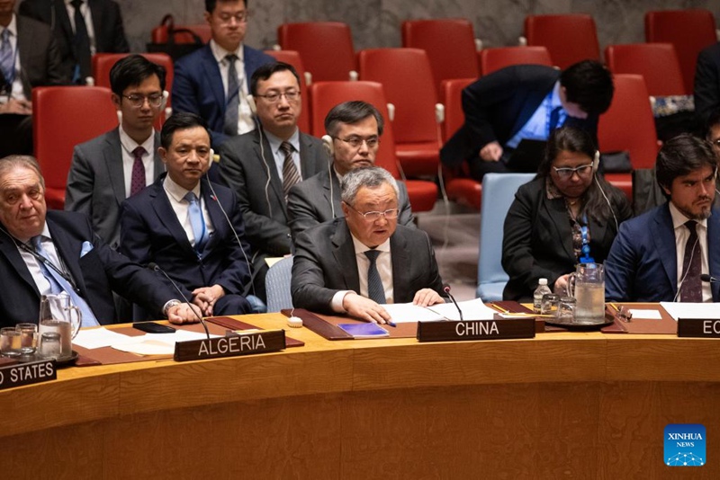 Fu Cong (Kati, mbele), mjumbe wa kudumu wa China katika Umoja wa Mataifa, akizungumza kwenye mjadala wa wazi wa ngazi ya juu wa Baraza la Usalama la Umoja wa Mataifa kuhusu suala la Palestina na Israel kwenye makao makuu ya Umoja wa Mataifa mjini New York, Aprili 18, 2024. (Xinhua/ Xie E)