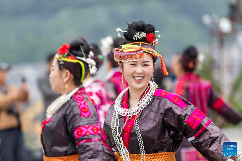 Watu wa Kabila la Wamiao wakitoa burudani ya ngoma ya Lusheng katika Wilaya ya Jianhe, Mkoa wa Guizhou, Kusini Magharibi mwa China, Mei 1, 2024. (Fan Hui/Xinhua)