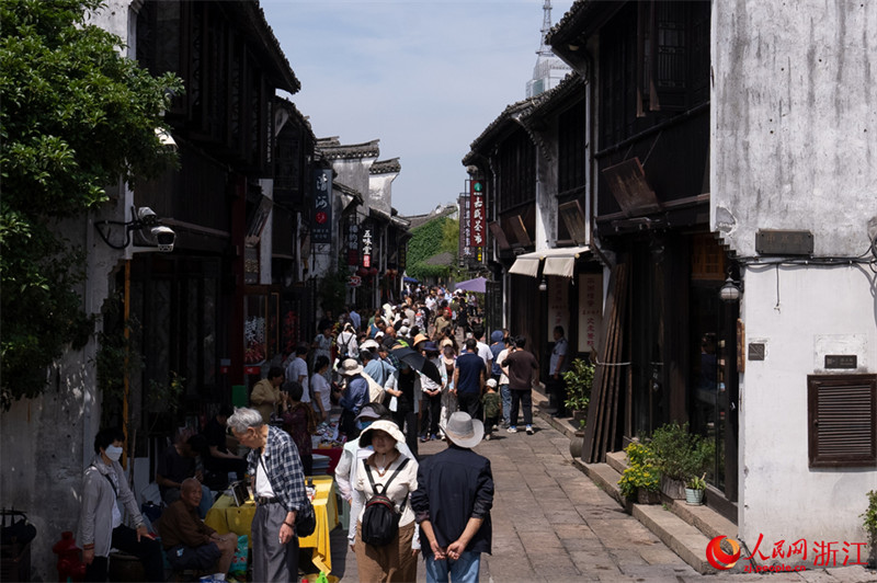 Watalii wakitembelea Mtaa wa Yuehe katika Mji wa Jiaxing, Mkoa wa Zhejiang, China, Mei 26. (Picha na Ge Taiyi, People's Daily Online)