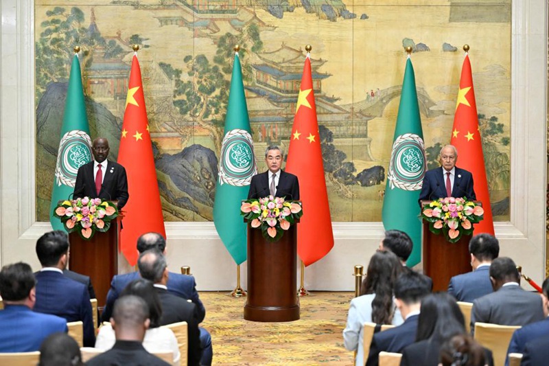 Waziri wa Mambo ya Nje wa China Wang Yi, ambaye pia ni Mjumbe wa Ofisi ya Siasa ya Kamati Kuu ya Chama cha Kikomunisti cha China (CPC) na Mohamed Salem Ould Merzouk, Waziri wa Mambo ya Nje  na Ushirikiano wa Mauritania, wakiongoza kwa pamoja mkutano wa 10 wa mawaziri wa Jukwaa la Ushirikiano kati ya China na Nchi za Kiarabu, mjini Beijing, China, Mei 30, 2024. (Xinhua/Zhang Ling)