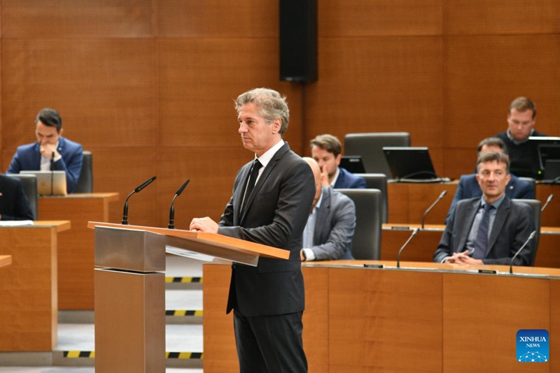 Waziri Mkuu wa Slovenia, Robert Golob (Mbele) akihudhuria kikao cha bunge mahsusi kwa ajili ya kuitambua Palestina mjini Ljubljana, Slovenia, tarehe 4 Juni 2024. (Bozidar Kolar/STA/ Xinhua)