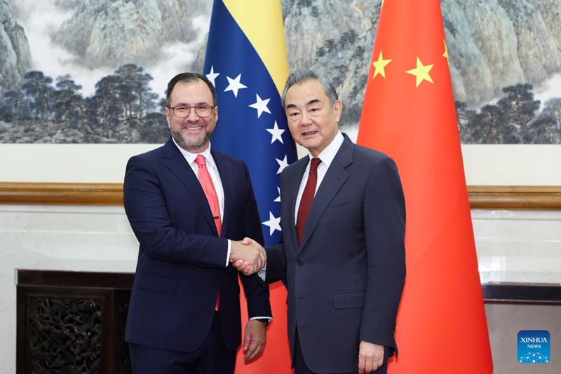 Waziri wa Mambo ya Nje wa China Wang Yi, ambaye pia ni Mjumbe wa Ofisi ya Siasa ya Kamati Kuu ya Chama cha Kikomunisti cha China (CPC), akifanya mazungumzo na Waziri wa Mambo ya Nje wa Venezuela Yvan Gil Pinto mjini Beijing, China, Juni 5, 2024. (Xinhua/Liu Bin)