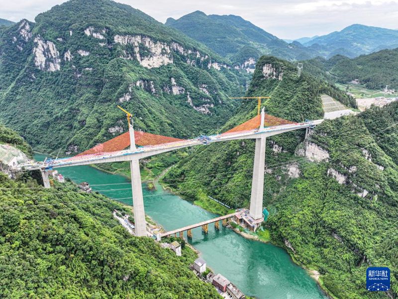 Daraja Kubwa la Mozhai Wujiang la sehemu ya nyongeza ya Barabara kuu ya Chongqing-Hunan ya China kuunganishwa
