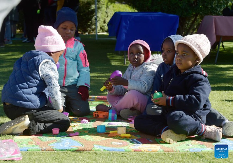 Watoto wakishiriki kwenye maadhimisho ya Siku ya Kimataifa ya Watoto Kucheza huko Gaborone, Botswana, Juni 11, 2024. (Picha na Tshekiso Tebalo/Xinhua)