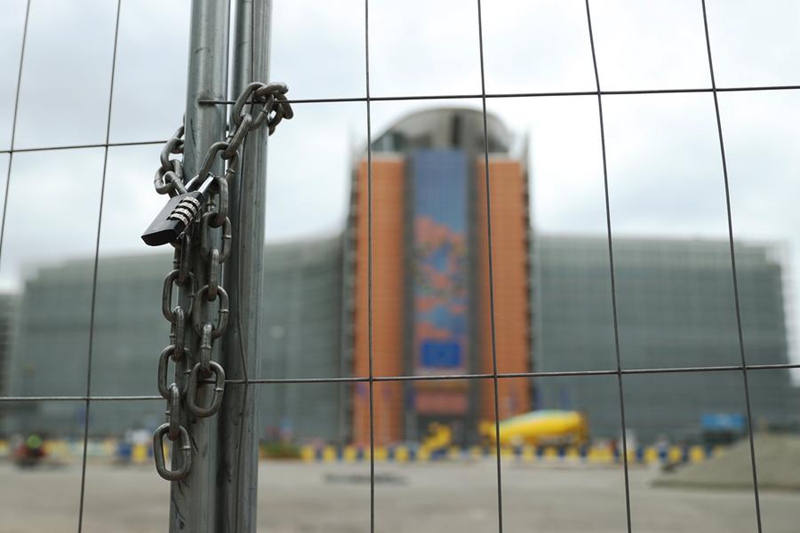 Picha hii ya kumbukumbu iliyopigwa tarehe 3 Juni 2024 ikionyesha kufuli kwenye minyororo mbele ya jengo la Kamisheni ya Ulaya mjini Brussels, Ubelgiji. (Xinhua/Zhao Dingzhe)