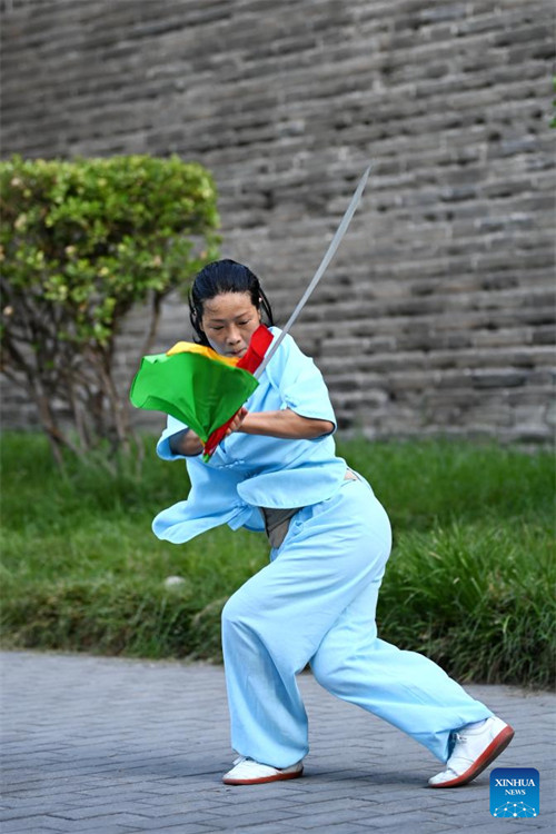 Maisha ya michezo karibu na?ukuta wa Mji wa Kale mjini Xi'an, China