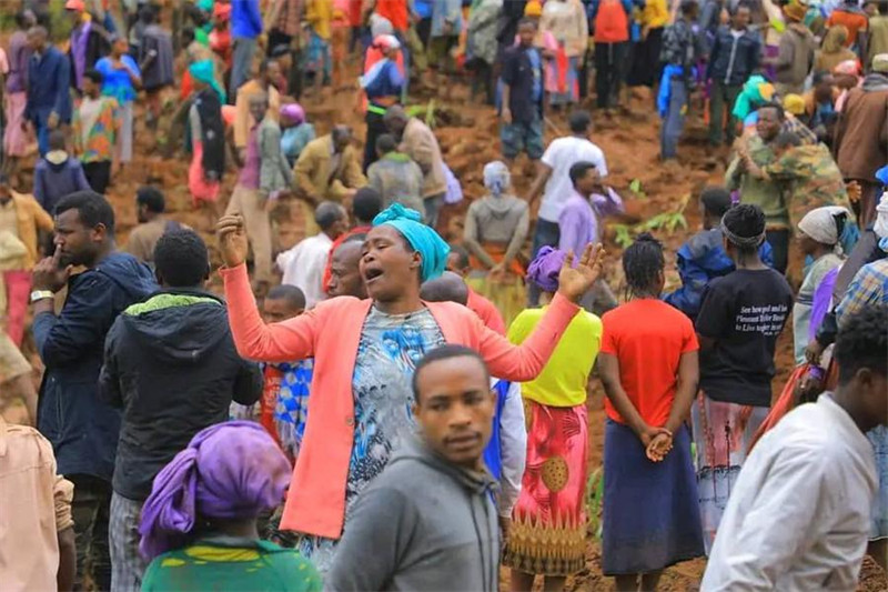 Watu wakionekana kwenye sehemu iliyotokea ajali ya maporomoko ya udongo katika eneo la Geze Gofa, kusini mwa Ethiopia, Julai 22, 2024. (Xinhua)