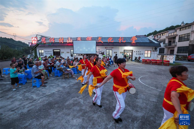 Kuleta Faida za Kitamaduni kwa?Watu na kupelekea Opera maeneo ya vijijini Katika Mji Zhuji, Zhejiang, China