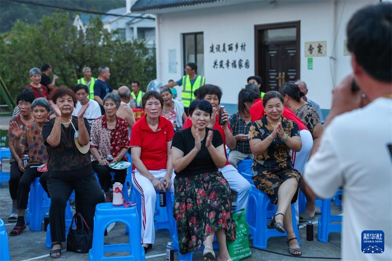 Kuleta Faida za Kitamaduni kwa?Watu na kupelekea Opera maeneo ya vijijini Katika Mji Zhuji, Zhejiang, China