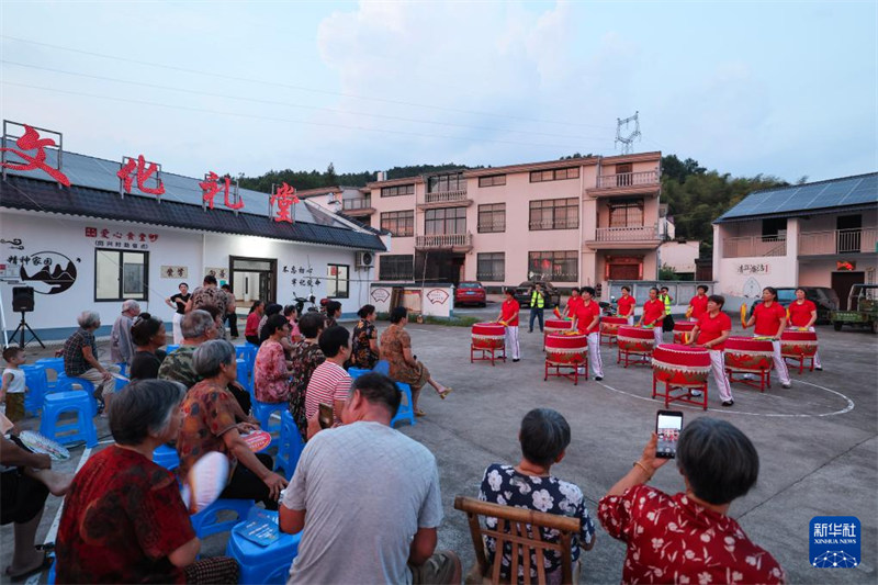 Kuleta Faida za Kitamaduni kwa?Watu na kupelekea Opera maeneo ya vijijini Katika Mji Zhuji, Zhejiang, China