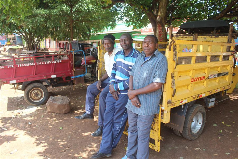 Peter Gitonga, Mwangi Githae na Maina Karuoho wakisubiri wateja katika ghuba ya punda ya Ruring