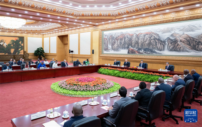 Rais Xi akutana na viongozi wa mabunge ya nchi mbalimbali walioshiriki kwenye shughuli za maadhimisho ya miaka 40 ya ?Bunge la Umma la China kujiunga na Shirikisho la Mabunge ya Nchi Mbalimbali IPU