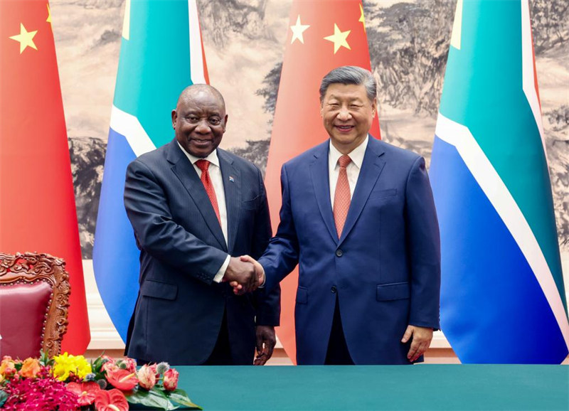 Rais Xi Jinping wa China na Rais Cyril Ramaphosa wa Afrika Kusini wakishuhudia utiaji saini wa nyaraka za ushirikiano kati ya nchi hizo mbili baada ya mkutano wao kwenye Jumba la Mikutano ya Umma mjini Beijing, China, Septemba 2, 2024. (Xinhua/Yao Dawei)