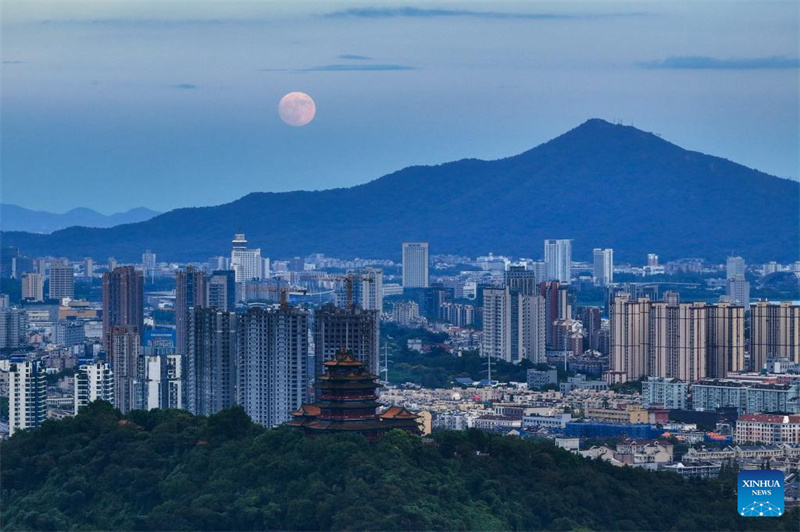 Mwezi ukichomoza Mjini Nanjing, Mkoa wa Jiangsu, Mashariki mwa China, Septemba 17, 2024. (Picha na Fang Dongxu/Xinhua)