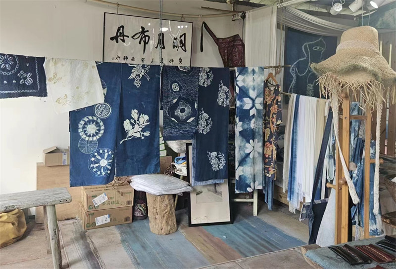 Waandishi wa habari wa nchi za Latin Amerika wajaribu utengenezaji?batiki za buluu wa mbinu?ya kale?katika Kijiji cha Mingyue, mkoani?Chengdu, China
