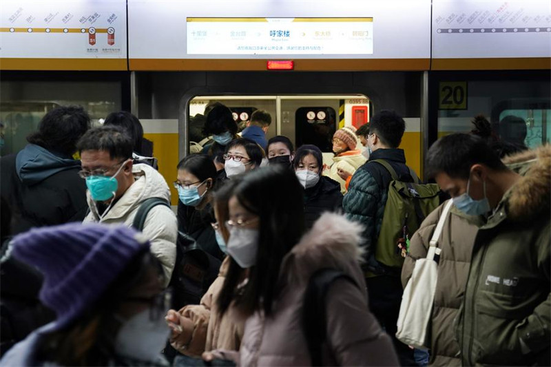 Watu wakionekana kwenye Stesheni ya Sabwei ya Hujialou mjini Beijing, mji mkuu wa China, Mei 11, 2021. (Xinhua/Ju Huanzong)