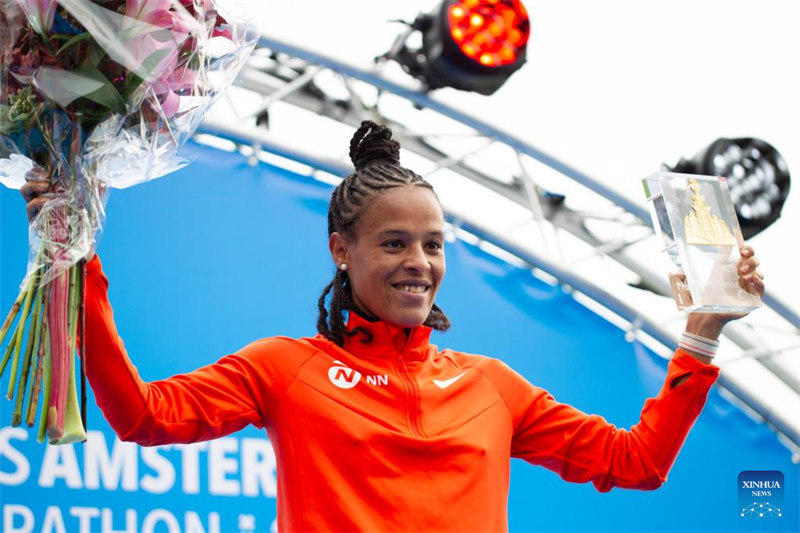Yalemzerf Yehualaw wa Ethiopia akishangilia kwenye jukwaa la  kutoa medali baada ya kushinda mbio za wanawake kwenye mashindano ya 48 ya mbio za Marathoni za Amsterdam yaliyofanyika Amsterdam, Uholanzi, Oktoba 20, 2024. (Picha na Sylvia Lederer/Xinhua)