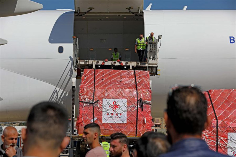 Wafanyakazi wakipakua shehena ya msaada wa dharura wa matibabu kutoka China kwenye Uwanja wa Ndege wa Kimataifa wa Rafik Hariri huko Beirut, Lebanon, Oktoba 21, 2024. (Xinhua/Bilal Jawich)