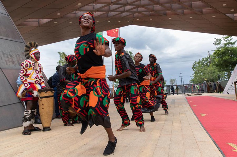 Wasanii wakitumbuiza kwenye shughuli ya maadhimisho ya miaka 60 ya uhusiano wa kidiplomasia kati ya China na Zambia yaliyofanyika katika Eneo la Kumbukumbu ya Reli ya Tanzania na Zambia (TAZARA) mjini Lusaka, Zambia. Oktoba 29, 2024. (Xinhua/Peng Lijun)