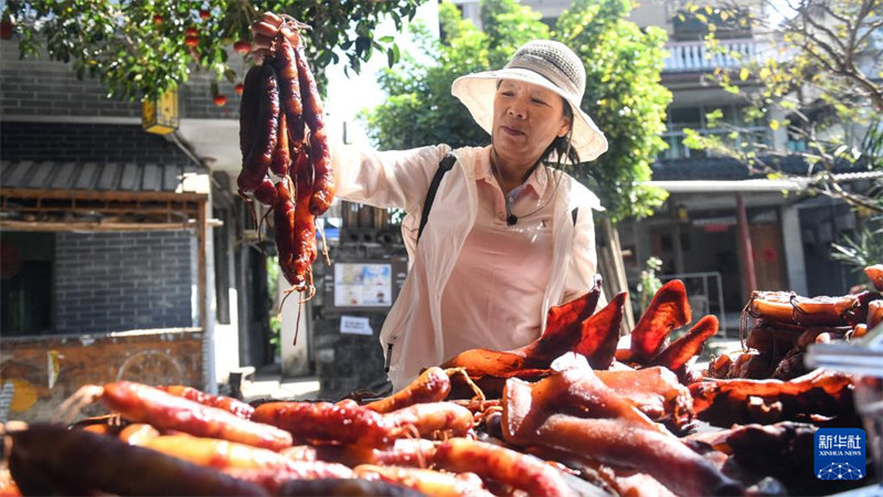 Nyama ya?kukaushwa yatoa harufu nzuri mwanzoni mwa majira ya baridi huko Sanjiang, Guangxi