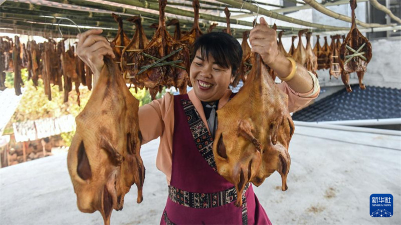 Nyama ya?kukaushwa yatoa harufu nzuri mwanzoni mwa majira ya baridi huko Sanjiang, Guangxi
