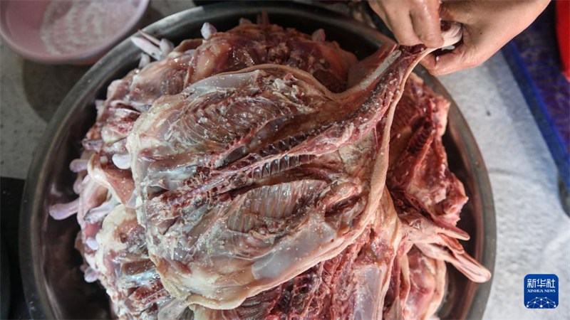 Nyama ya?kukaushwa yatoa harufu nzuri mwanzoni mwa majira ya baridi huko Sanjiang, Guangxi