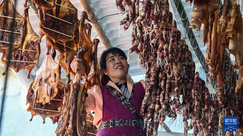 Nyama ya?kukaushwa yatoa harufu nzuri mwanzoni mwa majira ya baridi huko Sanjiang, Guangxi