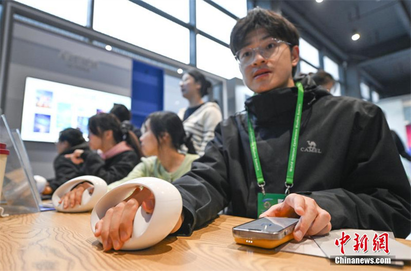 Teknolojia mpya?zavutia watembeleaji kwenye Maonyesho ya “Mwanga wa Mtandao wa Internet” huko Wuzhen, Zhejiang