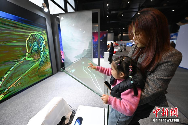 Teknolojia mpya?zavutia watembeleaji kwenye Maonyesho ya “Mwanga wa Mtandao wa Internet” huko Wuzhen, Zhejiang