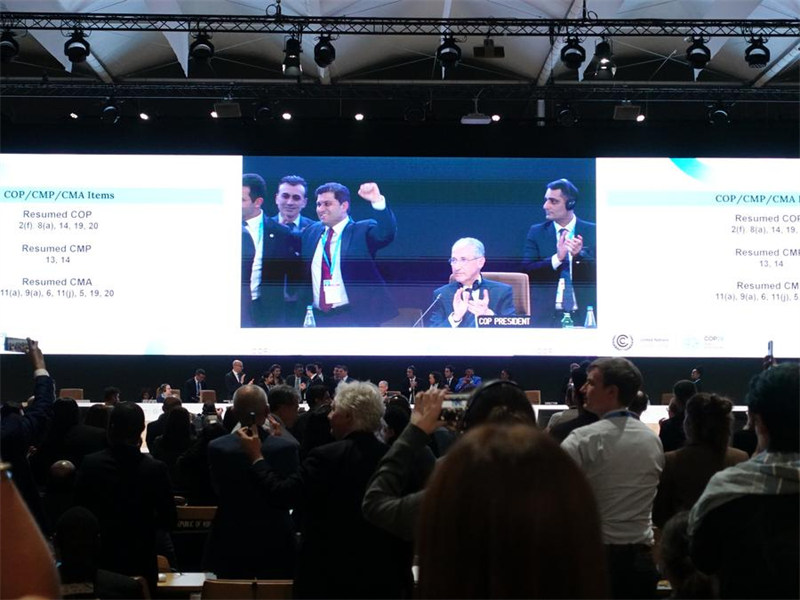 Wawakilishi wakishangilia kupitishwa kwa kanuni muhimu wakati wa Mkutano wa 29 wa Nchi Watia saini kwenye Mkataba wa Mfumokazi wa Umoja wa Mataifa wa Mabadiliko ya Tabianchi (COP29) mjini Baku, Azerbaijan, Novemba 24, 2024. (Xinhua/An Xiaomeng)