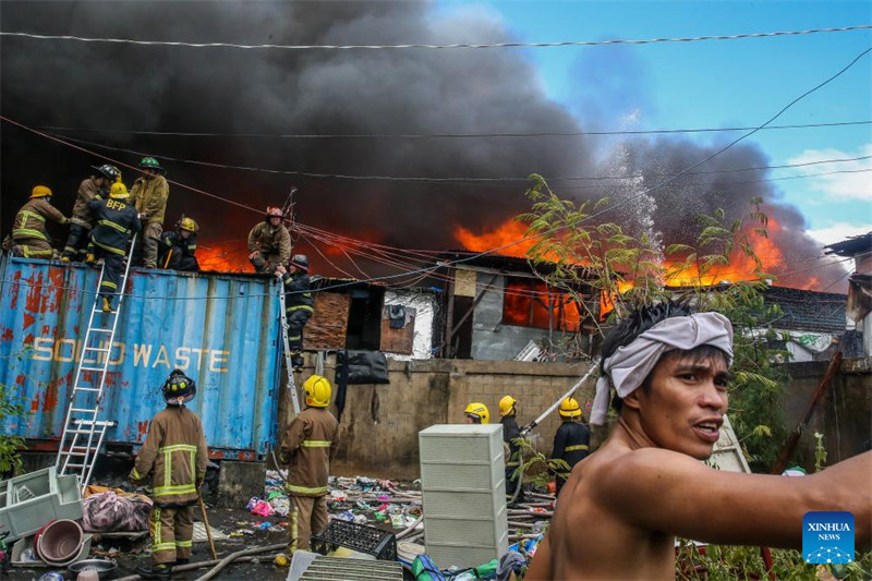Askari wa Zimamoto wakijaribu kuzima moto mkubwa uliokuwa ukiteketeza eneo la makazi duni mjini Manila, Ufilipino, Novemba 24, 2024. (Xinhua/Rouelle Umali)
