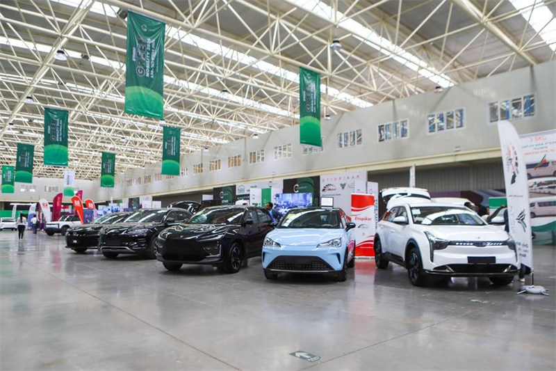 Wafanyabiashara wakionyesha magari yanayotumia umeme kwenye maonyesho ya Ethio-Green Mobility 2024 mjini Addis Ababa, mji mkuu wa Ethiopia, Novemba 25, 2024. (Xinhua/Michael Tewelde)