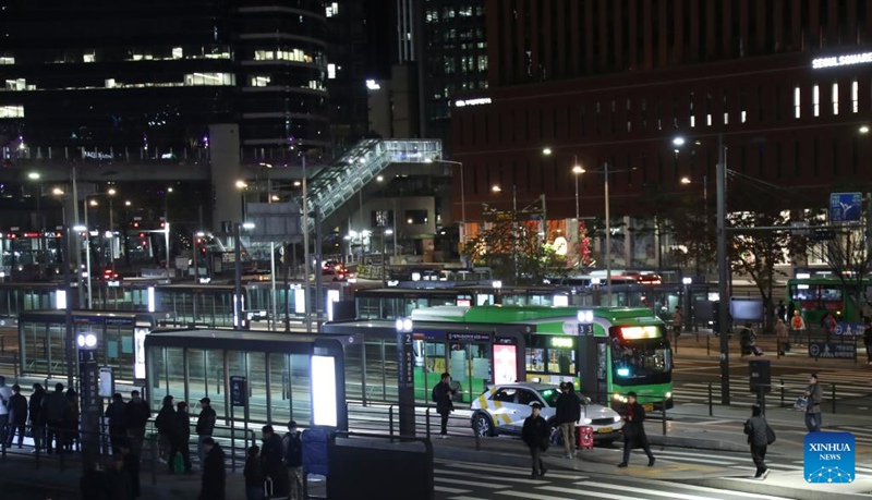 Watu wakisubiri katika foleni kwenye kituo cha usafiri wa umma nje ya stesheni ya reli mjini Seoul, Jamhuri ya Korea, Des. 3, 2024. (Xinhua/Yao Qilin)