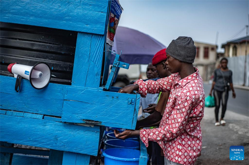 Wakaazi wenyeji wakinawa mikono kwenye kampeni ya kujenga uelewa dhidi ya ugonjwa wa mpox mjini Goma, Jimbo la Kivu Kaskazini, mashariki mwa Jamhuri ya Kidemokrasia ya Kongo (DRC), Desemba 12, 2024. (Picha na Zanem Nety Zaidi/Xinhua)