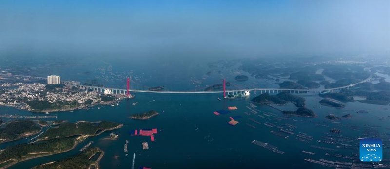 Picha hii iliyopigwa kwa droni Desemba 24, 2024 ikionyesha Daraja la Longmen la Mji wa Qinzhou, Mkoa unaojiendesha wa Kabila la Wazhuang wa Guangxi, kusini mwa China. (Xinhua/Zhang Ailin)