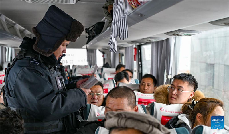 Katika picha: siku ya kwanza ya kazi mwaka 2025 katika Mpaka wa Khunjerab mkoani?Xinjiang, China