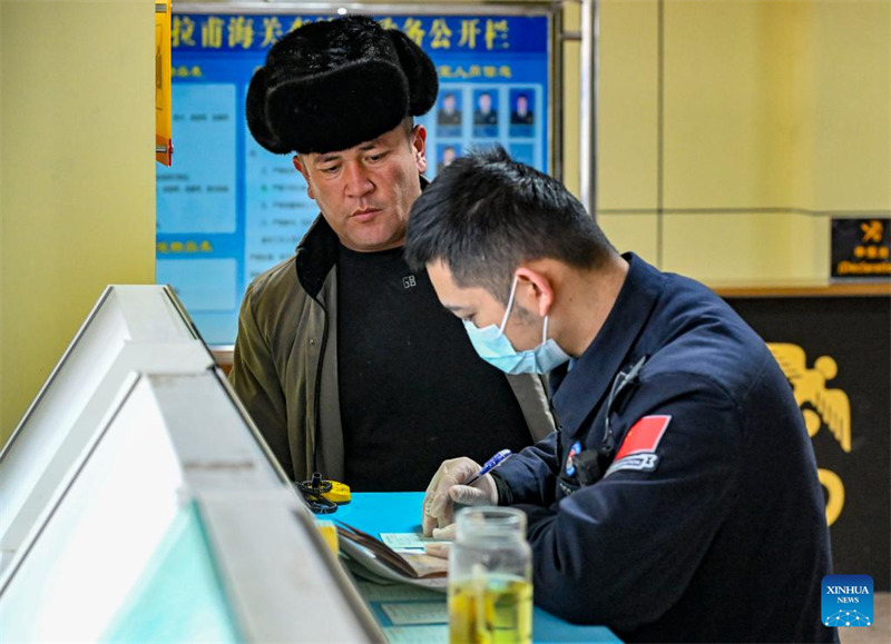 Katika picha: siku ya kwanza ya kazi mwaka 2025 katika Mpaka wa Khunjerab mkoani?Xinjiang, China