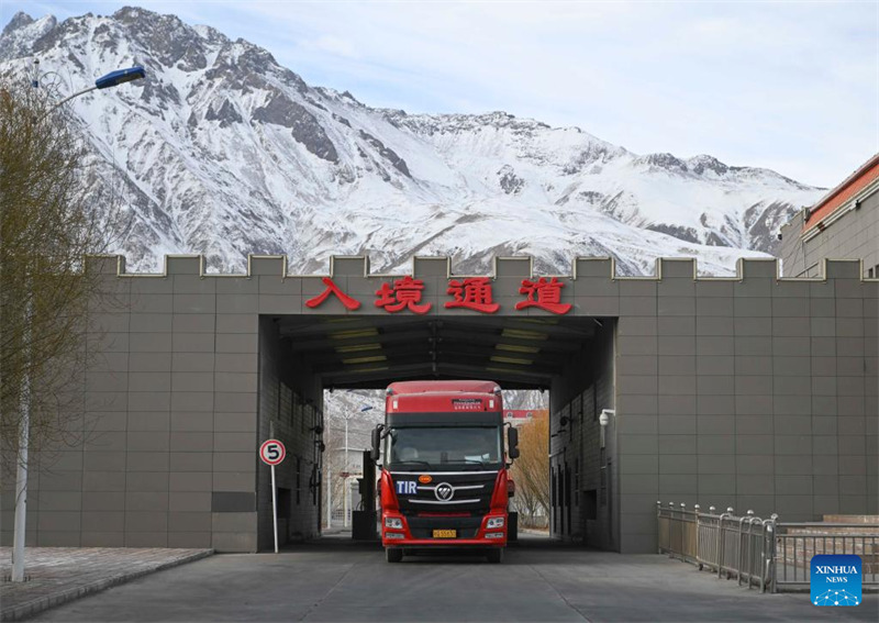 Katika picha: siku ya kwanza ya kazi mwaka 2025 katika Mpaka wa Khunjerab mkoani?Xinjiang, China
