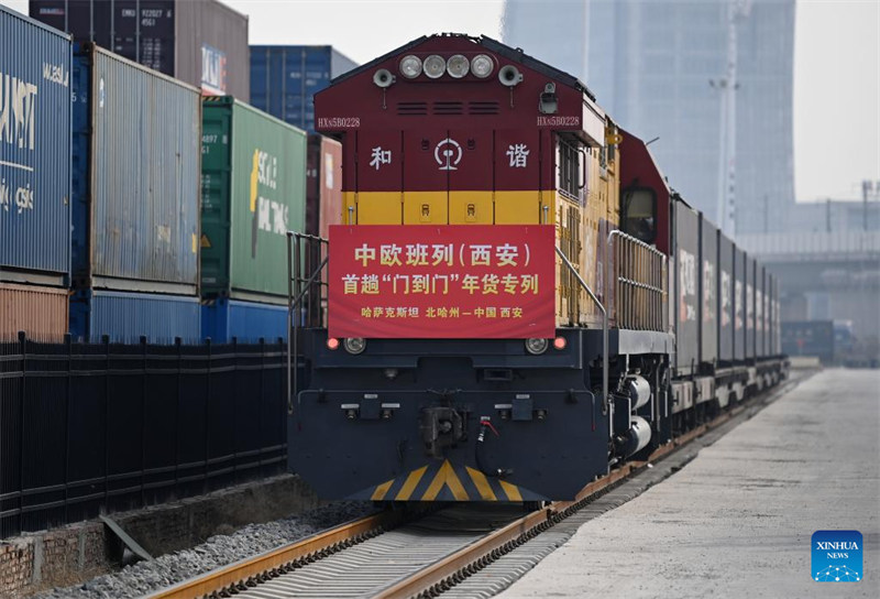 Treni ya kwanza ya mizigo?ya China-Ulaya iliyobeba bidhaa kwa ajili ya?Mwaka Mpya wa Jadi wa China yawasili Xi'an