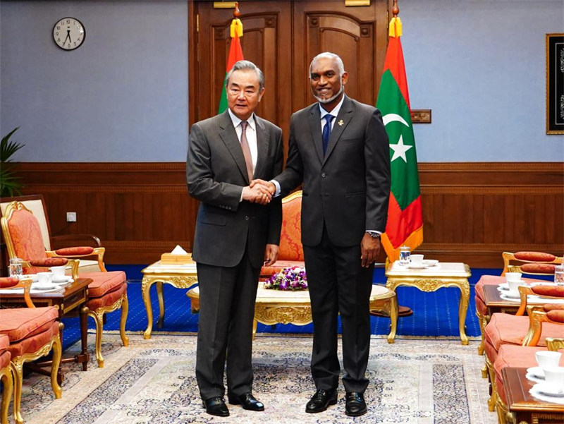 Rais wa Maldives Mohamed Muizzu akikutana na Waziri wa Mambo ya Nje wa China Wang Yi, ambaye pia ni mjumbe wa Ofisi ya Siasa ya Kamati Kuu ya Chama cha Kikomunisti cha China (CPC), nchini Maldives, Januari 10, 2025. (Xinhua/Che Hongliang)