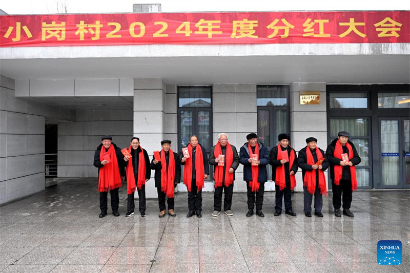 Wanakijiji wakionyesha bahasha nyekundu zilizo na gawio lao katika Kijiji cha Xiaogang cha Wilaya Fengyang, Mkoa wa Anhui, mashariki mwa China, Januari 25, 2025. (Xinhua/Huang Bohan)