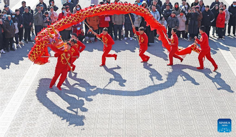 Wasanii wa kijadi wakitumbuiza onyesho la ngoma ya dragoni katika Wilaya ya Tancheng, Mkoa wa Shandong, Mashariki mwa China, Januari 29, 2025. (Zhang Chunlei/Xinhua)