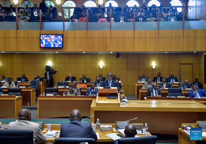 Ndaba Gaolathe (katikati), makamu rais wa Botswana ambaye pia ni waziri wa fedha wa nchi hiyo, akiwasilisha bajeti ya kwanza ya Bunge la 13  huko Gaborone, Botswana, Februari 10, 2025. (Picha na Tshekiso Tebalo/Xinhua)
