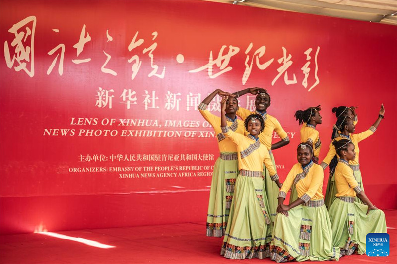 Wasanii wakicheza ngoma kwenye maonyesho ya picha za habari ya "Lens of Xinhua, Images of the Century" huko Nairobi, Kenya, Februari 12, 2025. (Picha na Wang Guansen/Xinhua)