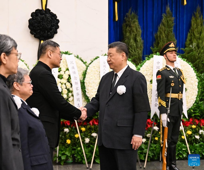 Rais Xi Jinping wa China akipeana mkono na mwanafamilia wa Zou Jiahua kutoa salamu za rambirambi mjini Beijing, China, Februari 20, 2025. (Xinhua/Xie Huanchi)