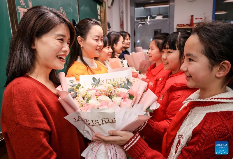 Wanafunzi wakiwapa maua walimu wao kwenye shule ya msingi mjini Wuhan, Mkoa wa Hubei, katikati mwa China, Machi 6, 2025. (Picha na Zhao Jun/Xinhua)